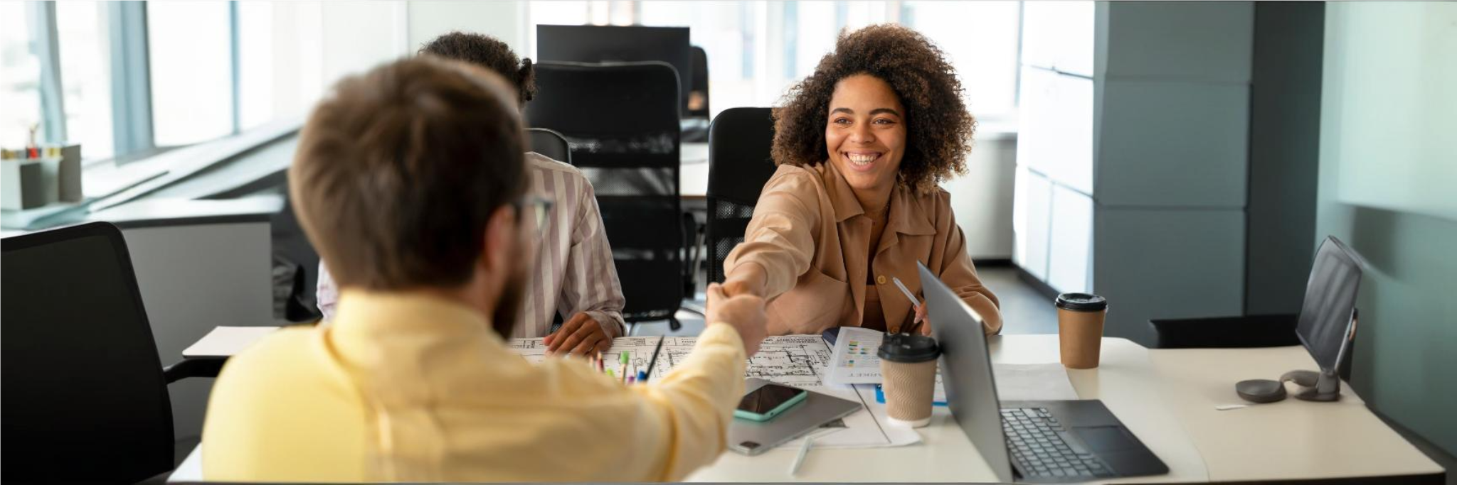 colaboradora realizando um atendimento ao cliente