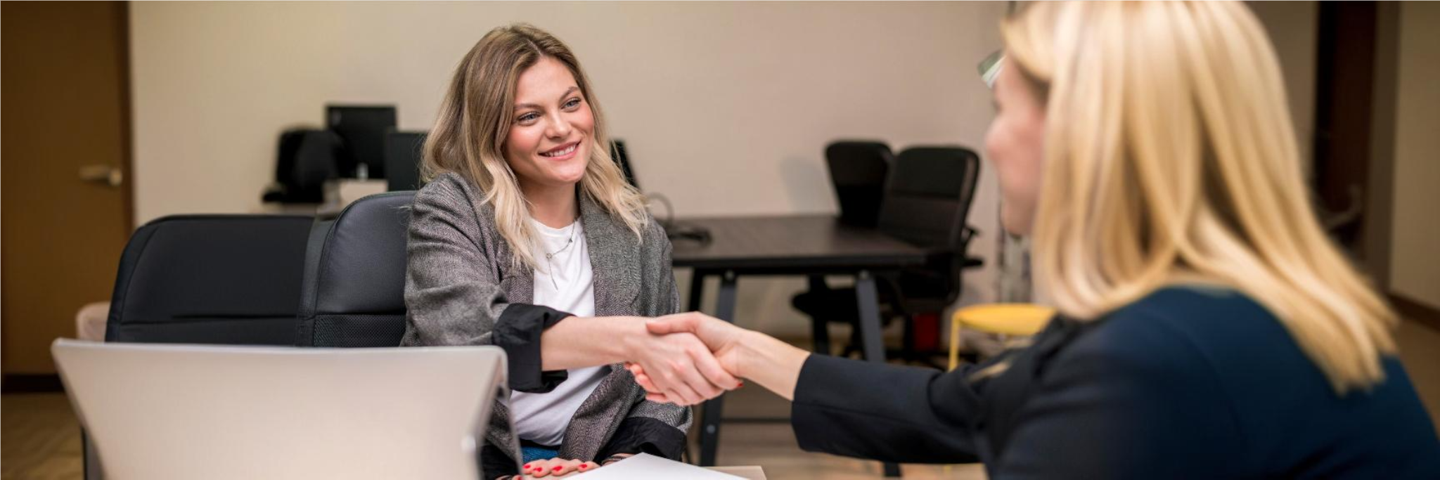 colaboradora realizando um atendimento ao cliente