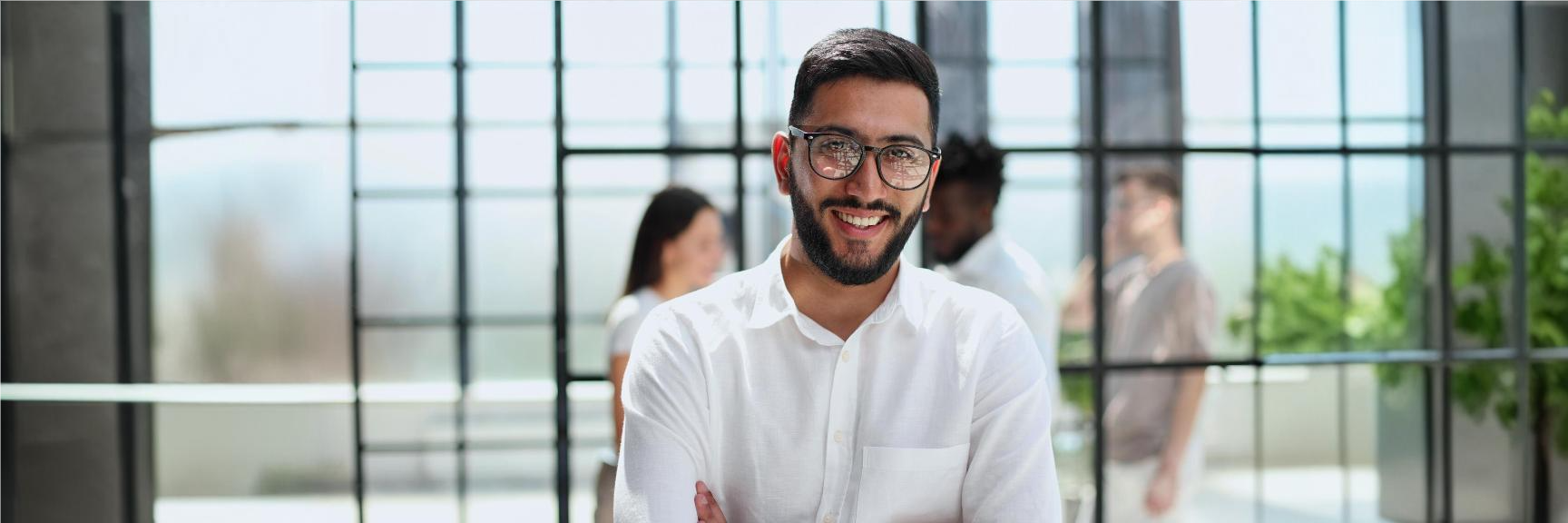 Contador sorrindo em escritório de contabilidade