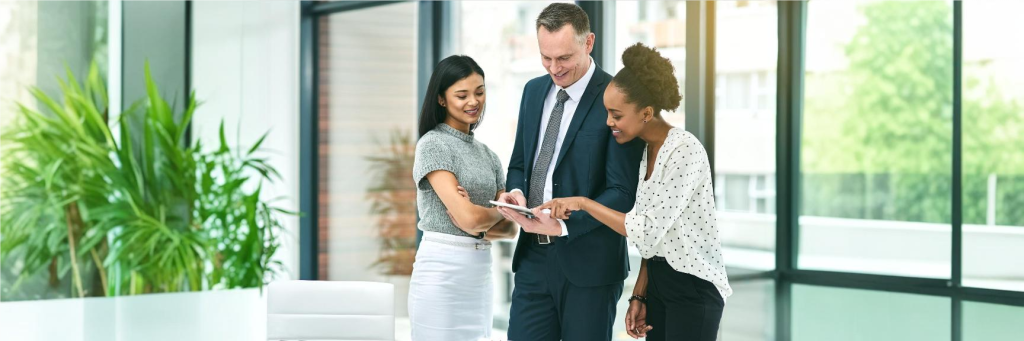 Contadores sorridentes aprendendo sobre contabilidade internacional