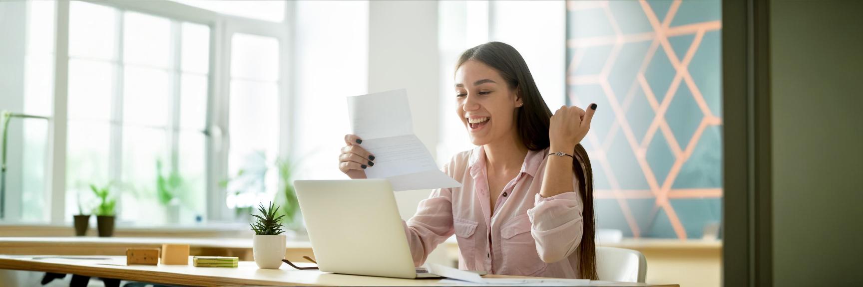 Empresária sorridente enquanto lê cálculo de imposto sobre dividendos