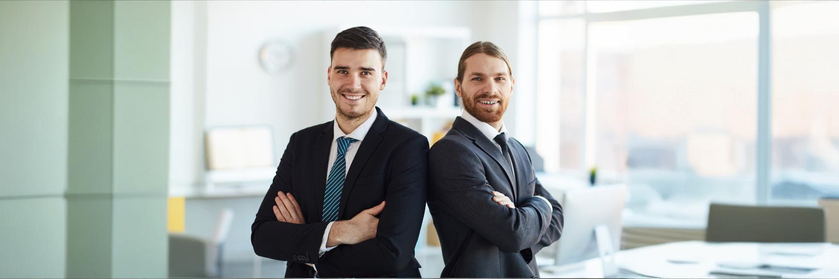 Contador sorrindo para foto com profissional de gestão de pessoas