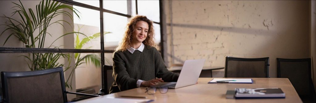 Profissional da contabilidade lendo sobre impostos sobre dividendos