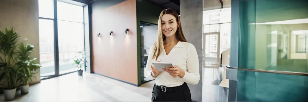 Profissional da contabilidade aprendendo sobre como auxiliar em crises financeiras