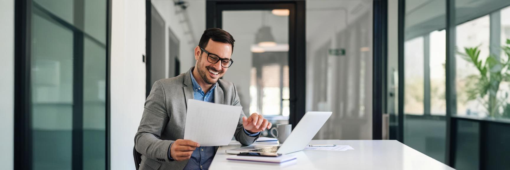 Profissional da contabilidade fazendo análise de tendências de carreira para contadores